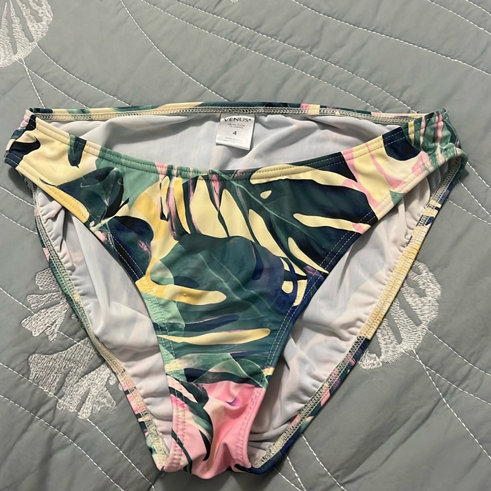 VENUS BIKINI BATHING SUIT BOTTOM / SIZE 4 / LIKE NEW / EXOTIC BEACHY PRINT